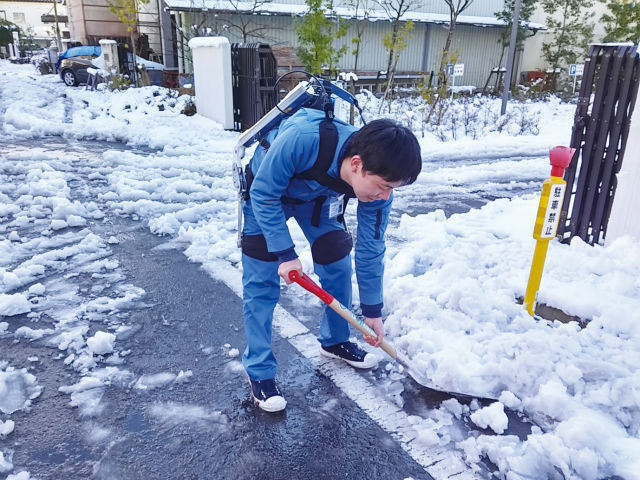雪かきでは、除雪する際にかかる腰への負担を大幅に低減。ベランダや屋根など除雪機が使用できない作業も楽に行える