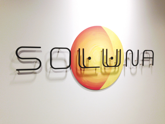 太陽と月をモチーフにしたソルナ株式会社のロゴ