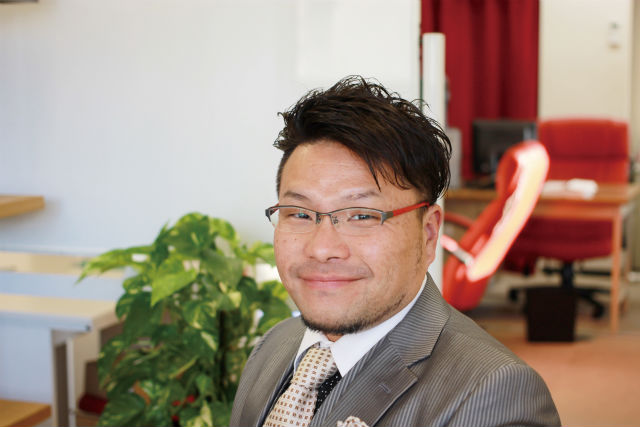 ポジティブリアルエステート株式会社 – 芸人時代の芸名を地で行く〝ポジティブ〟社長、 ただいま不動産業界で奮闘中!!