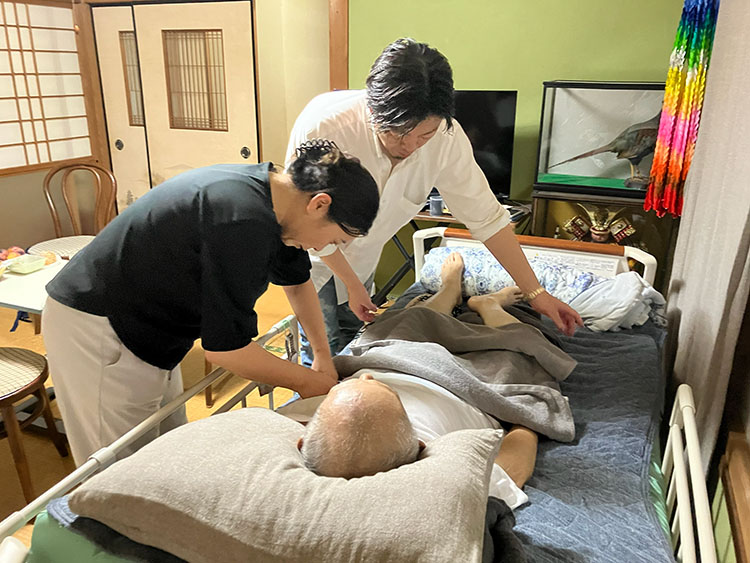 あおぞらケアグループの介護の様子